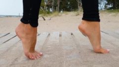HOT GIRL WALKS ON THE TIPS OF HER TOES IN 4K